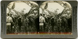 Gruppe uniformierter Männer, die das Wrack eines Zeppelins begutachten. Keystone Stereograph Nummer 18632